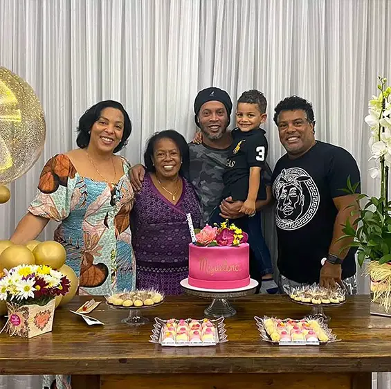 رونالدینیو عکس خانوادگی